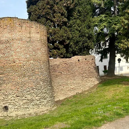 Il Torrione Casa Difronte A Grandi Giardini Semesterbostad Castel Bolognese