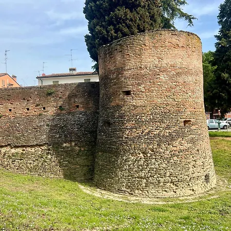 Il Torrione Casa Difronte A Grandi Giardini Nyaraló Castel Bolognese