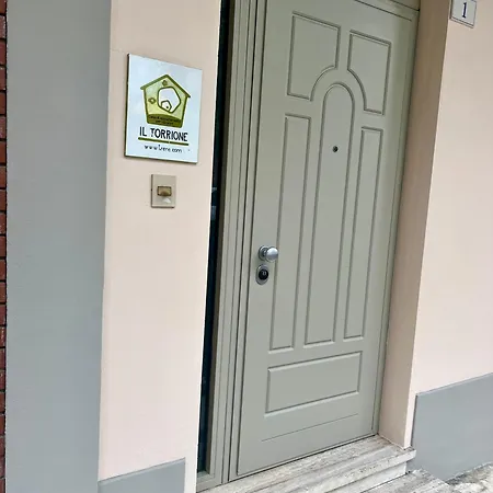 Il Torrione Casa Difronte A Grandi Giardini