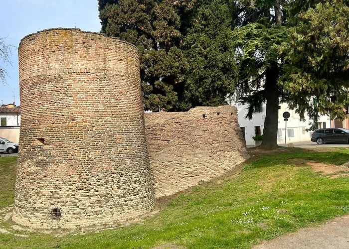 Il Torrione Casa Difronte A Grandi Giardini Nyaraló Castel Bolognese