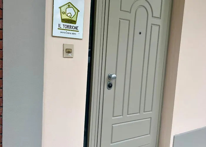 Il Torrione Casa Difronte A Grandi Giardini