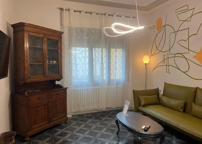 Il Torrione Casa Difronte A Grandi Giardini Semesterbostad *